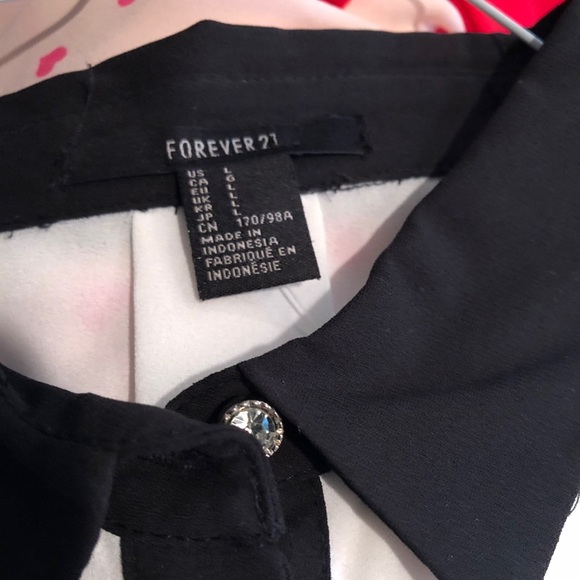 Elegant White Top with Contrast Black Banding Sz L - Picture 1 of 3